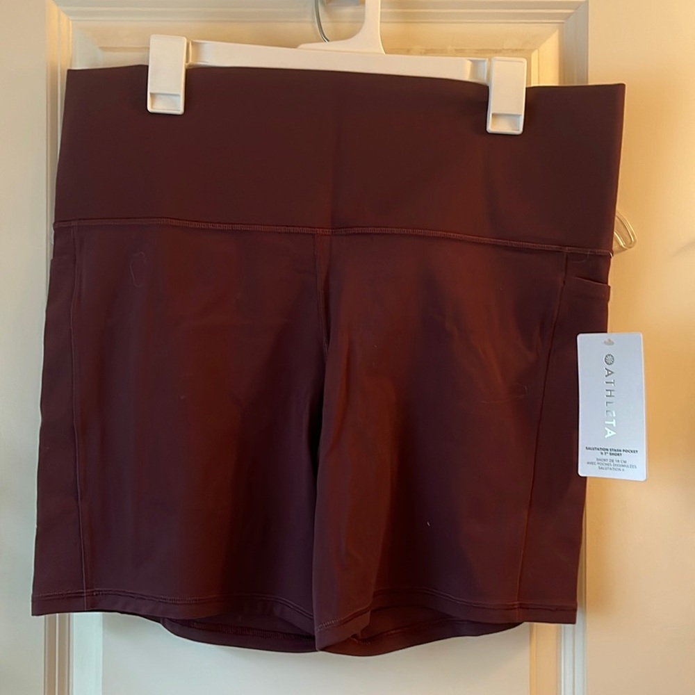 BNWT athleta salutation maroon stash pocket short 7”
